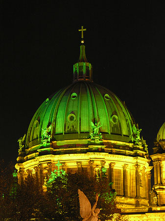 Berliner Dom bei Nacht Fotos