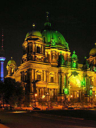 Berliner Dom bei Nacht Fotos