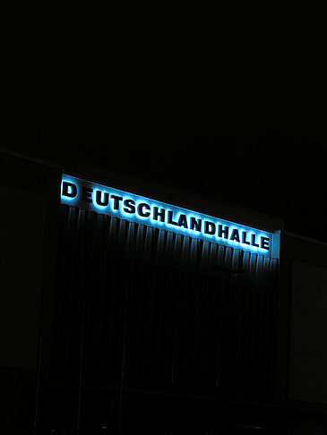 Deutschlandhalle bei Nacht Fotos