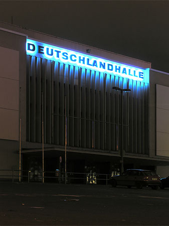 Deutschlandhalle bei Nacht Foto 