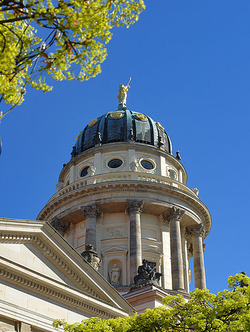 Französischer Dom mit Bäumen