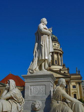 Schillerdenkmal mit dem Französischen Dom Foto 