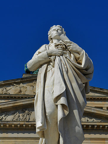 Schillerdenkmal mit Konzerthaus