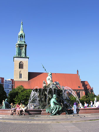 Neptunbrunnen vor Marienkirche Foto 