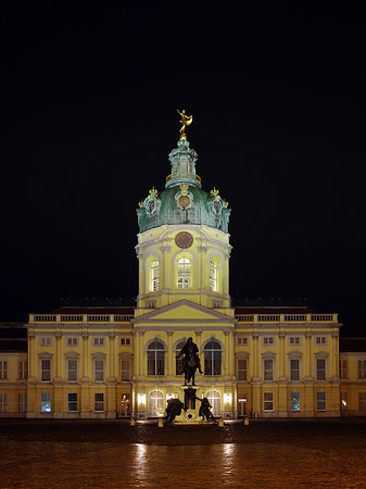 Platz vor dem Schloss Charlottenburg Foto 