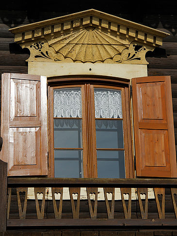 Fenster in der Russischen Kolonie Foto 