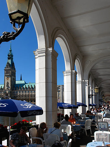 Foto Blick durch die Bögen der Alster Arkaden auf das Rathaus - Hamburg