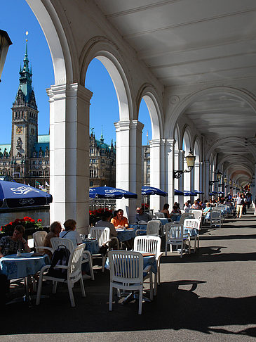 Blick durch die Bögen der Alster Arkaden auf das Rathaus Fotos