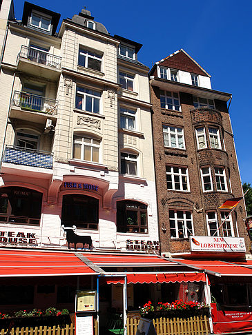 Straßencafes am Hafen Foto 