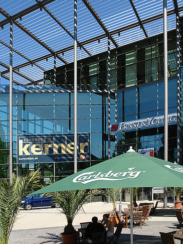 Ernst and Young - Straßencafe Foto 