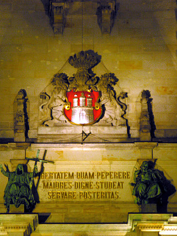 Stadtwappen am Rathaus Fotos