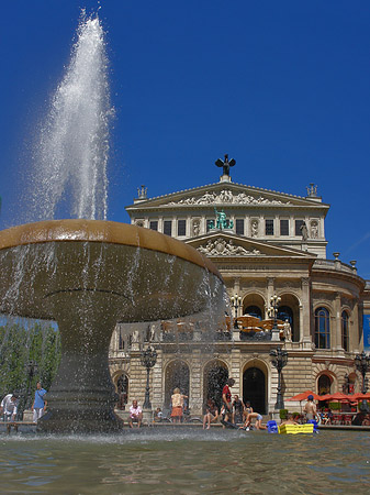 Fotos Alte Oper mit Brunnen