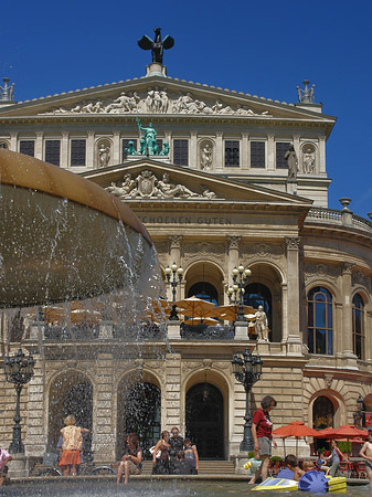 Alte Oper mit Brunnen Foto 