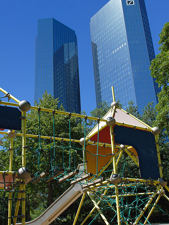 Foto Deutsche Bank mit Spielplatz - Frankfurt am Main