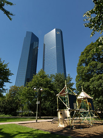 Deutsche Bank mit Spielplatz
