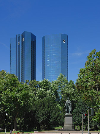 Fotos Deutsche Bank mit Statue