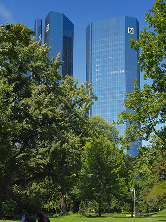 Foto Deutsche Bank mit Wiese