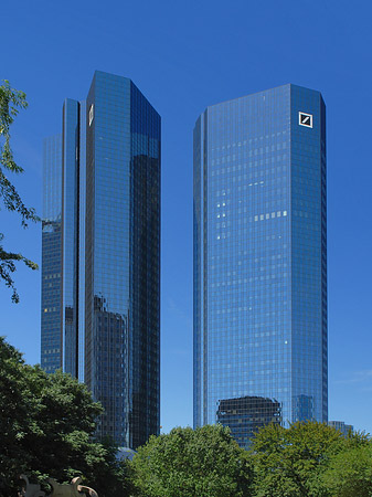 Deutsche Bank mit Wiese Foto 