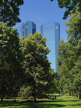Deutsche Bank mit Wiese Fotos