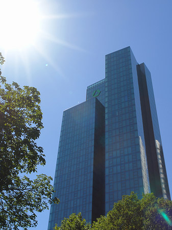 Foto Sonne strahlt die Dresdner Bank an