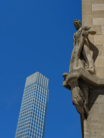 Eurotower mit Häusern