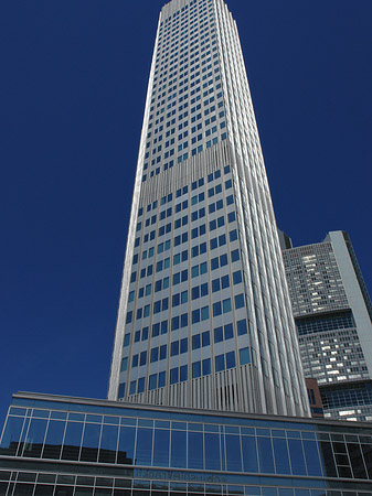 Eurotower mit Häusern Foto 