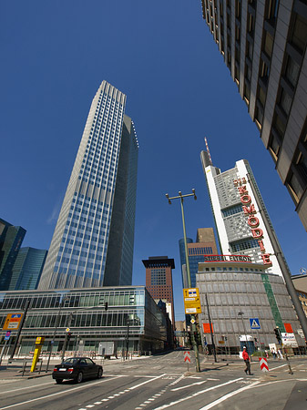 Eurotower hinter Schauspiel Frankfurt