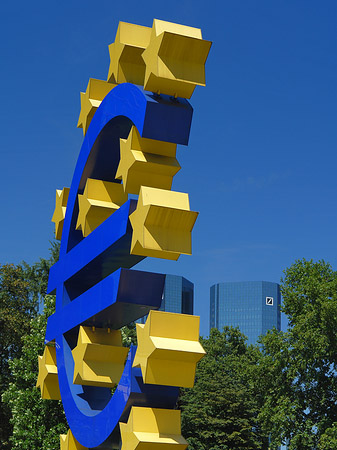 Foto Eurozeichen mit Bäumen