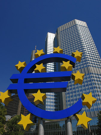 Eurozeichen mit Eurotower Fotos