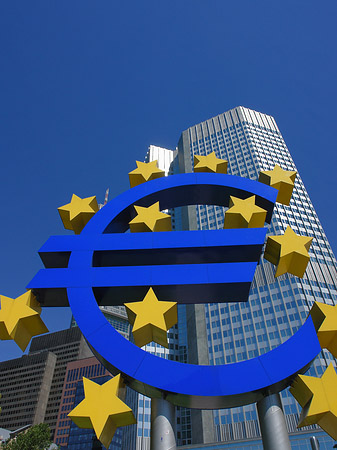 Eurozeichen mit Eurotower Fotos