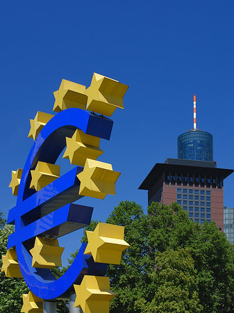 Eurozeichen mit Japan Center Foto 