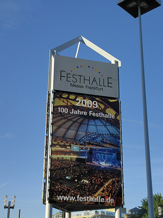 Festhalle mit Schild