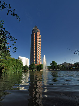 Messeturm mit Ludwig-Erhard-Anlage Foto 