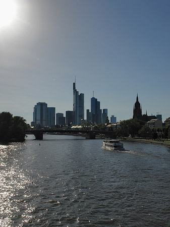 Foto Skyline von Frankfurt mit Schiff