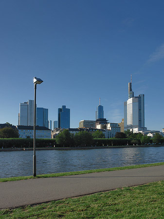Skyline von Frankfurt mit Ufer
