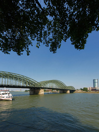 Hohenzollernbrücke reicht ans Kennedyufer Foto 