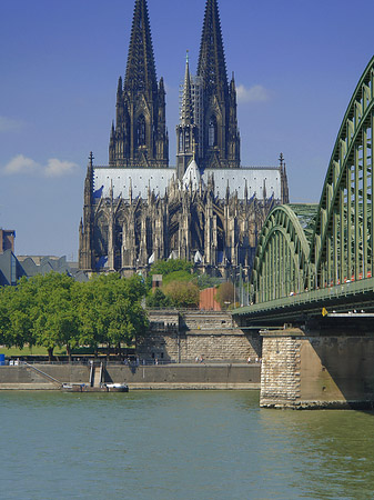 Hohenzollernbrücke beim Kölner Dom Foto 