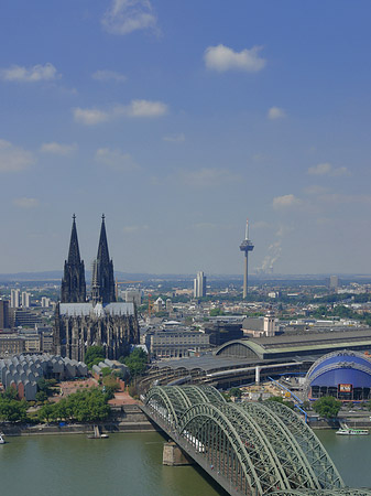 Foto Hohenzollernbrücke und Kölner Dom aus der Ferne - Köln