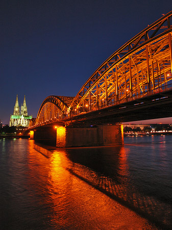Foto Kölner Dom hinter der Hohenzollernbrücke - Köln