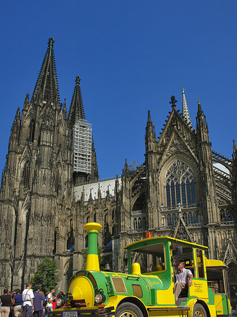 Bimmelbahn fährt zum Kölner Dom