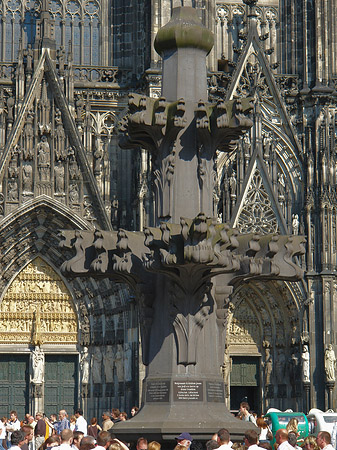 Fotos Kreuzblume vor dem Kölner Dom