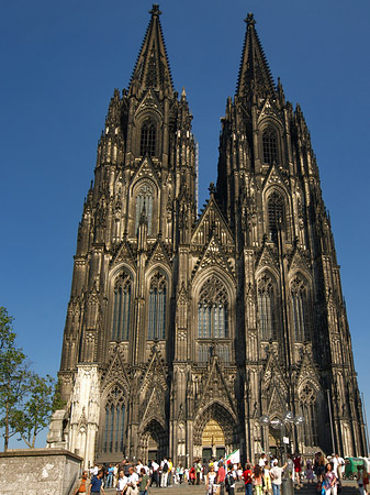 Touristen tummeln sich vor Kölner Dom Fotos