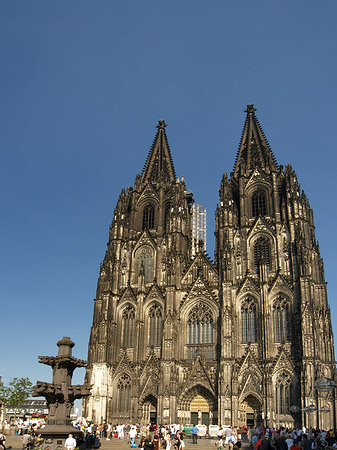 Touristen tummeln sich vor Kölner Dom Fotos