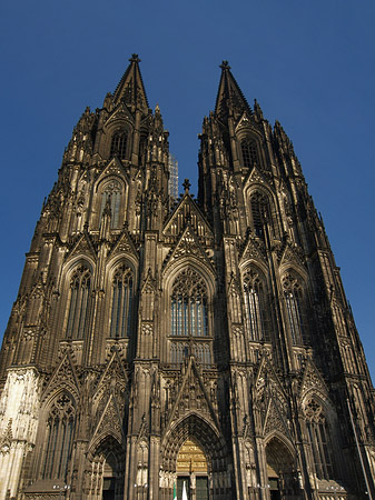 Touristen tummeln sich vor Kölner Dom
