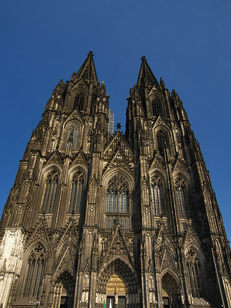Touristen tummeln sich vor Kölner Dom Foto 