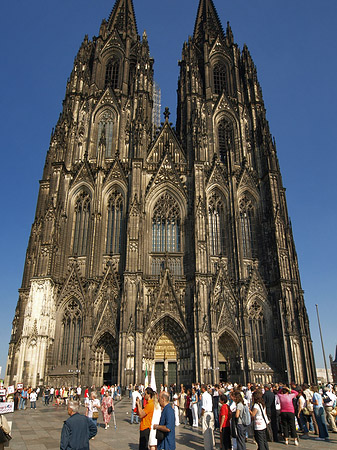 Touristen tummeln sich vor Kölner Dom Fotos