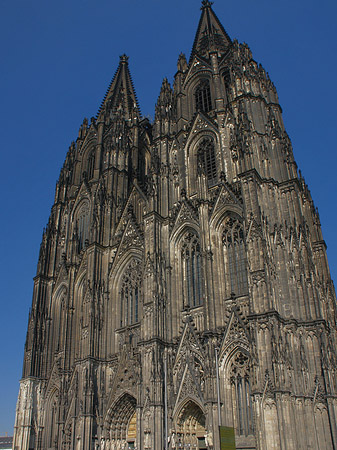 Touristen tummeln sich vor Kölner Dom Fotos