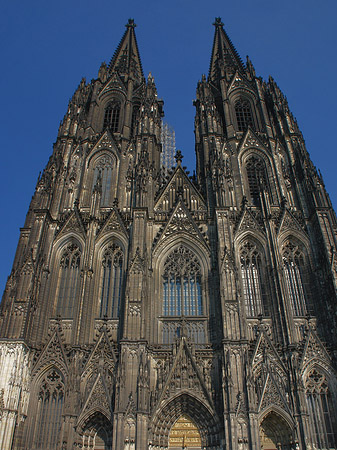 Foto Touristen tummeln sich vor Kölner Dom - Köln