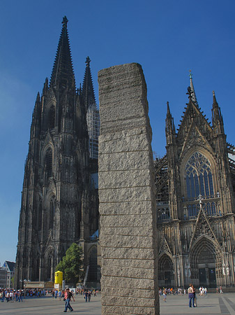 Foto Säule steht vor Kölner Dom - Köln