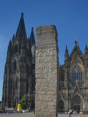 Säule steht vor Kölner Dom Foto 
